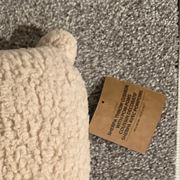 Sherpa throw pillow - Picture 2 of 2